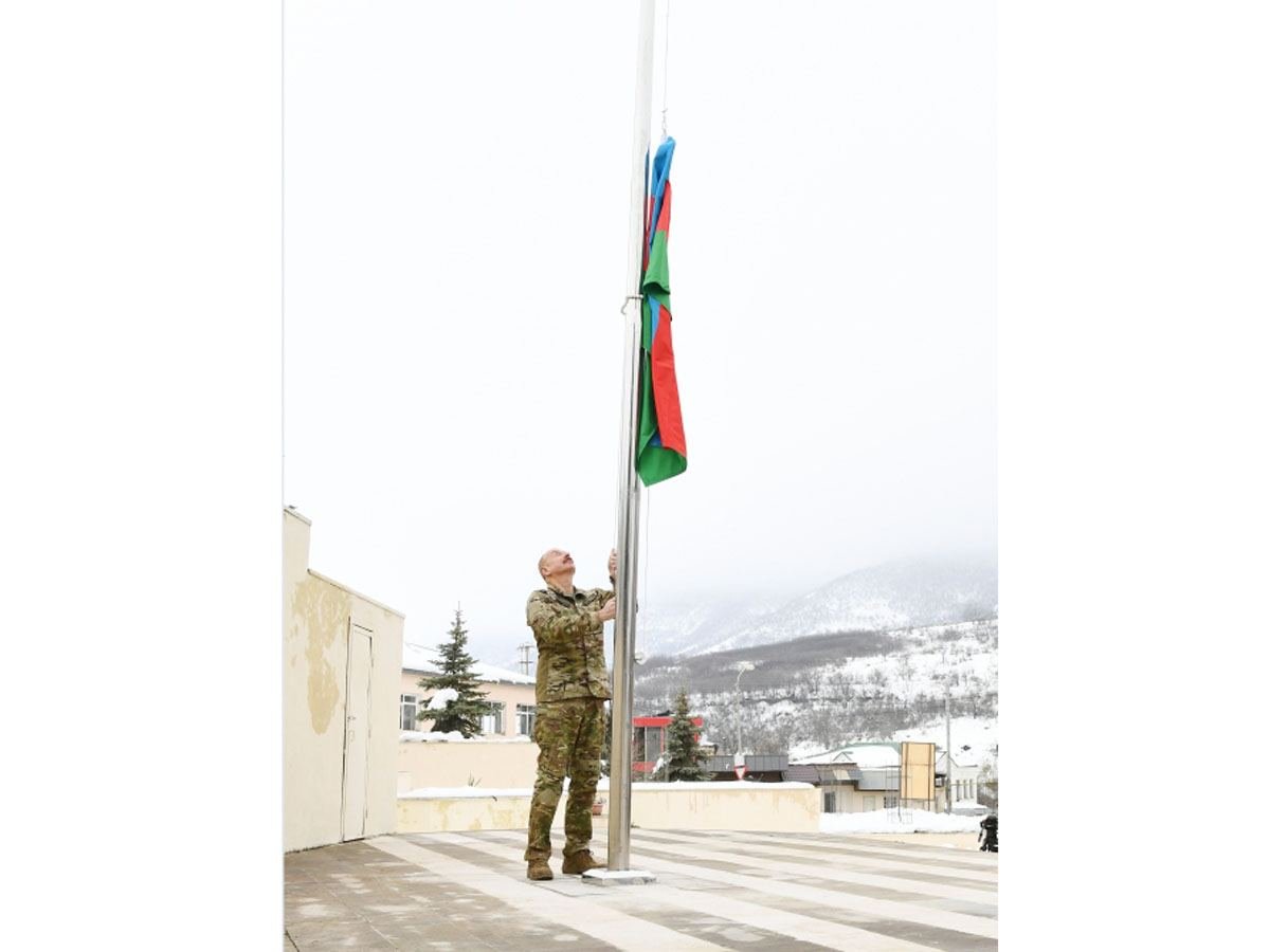 Prezident İlham Əliyev Hadrutda Azərbaycan bayrağını ucaldıb