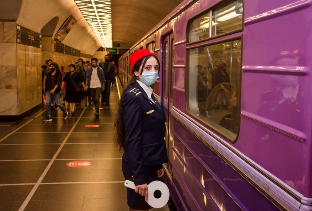 Metroda qatarda problem yarandı, sərnişinlər boşaldıldı