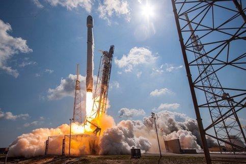 "SpaceX" şirkəti kommersiya ekipajı ilə kosmik gəmini orbitə buraxdı