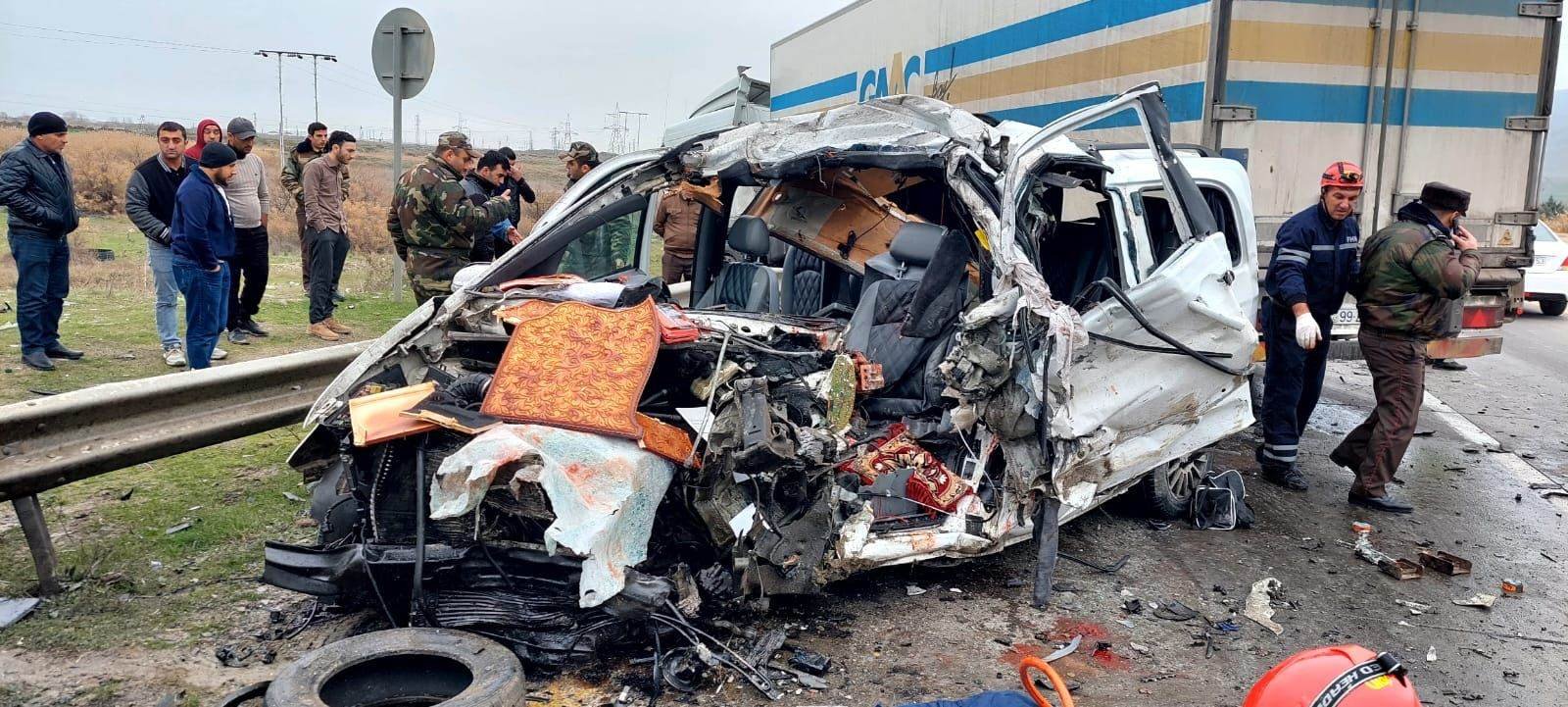 Bakı-Quba yolunda DƏHŞƏTLİ QƏZA - 6 nəfər öldü - FOTO - YENİLƏNİB