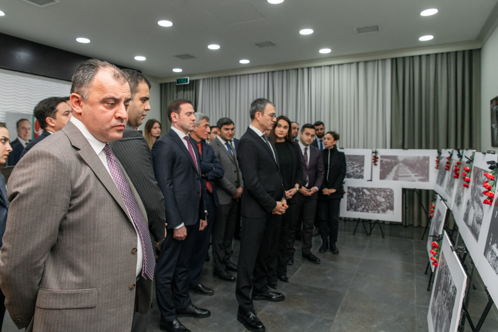 “AzerGold” QSC-də 20 Yanvar hadisələrinin ildönümünə  həsr olunmuş fotosərgi təşkil olunub