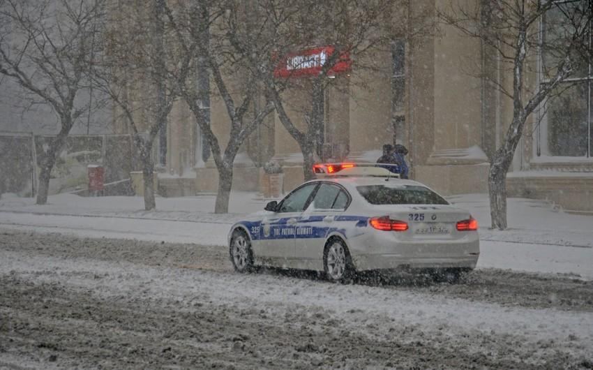 Yol polisi hava şəraiti ilə əlaqədar sürücülərə müraciət edib