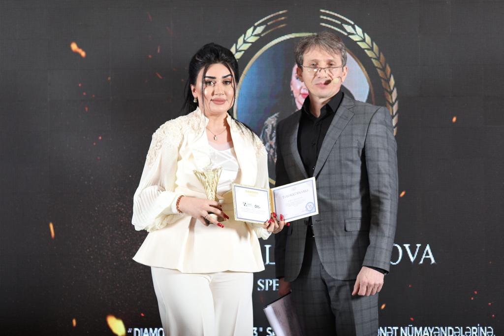 Fizika, riyaziyyat, məntiq üzrə mütəxəssis Xəyalə Qasımova: " Şagirdlərimin mənə olan sevgisi məni çox xoşbəxt edir"