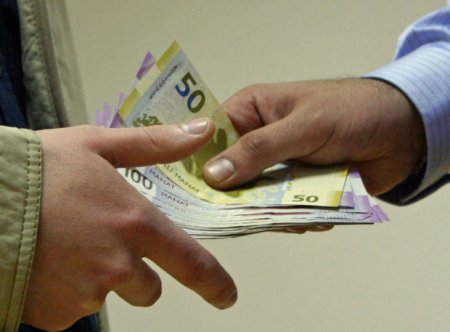 İşə düzəltmək adı ilə 200 manat pul alırlar… – GİLEY