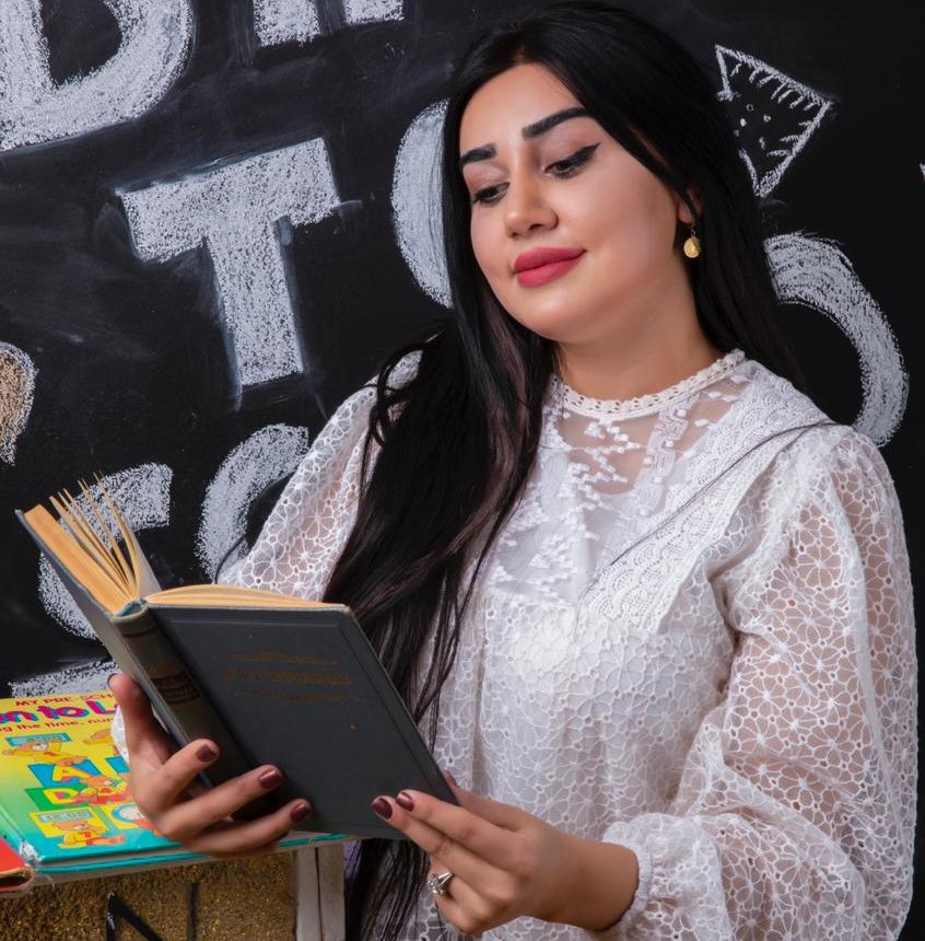 Fizika, riyaziyyat, məntiq üzrə mütəxəssis Xəyalə Qasımova: " Şagirdlərimin mənə olan sevgisi məni çox xoşbəxt edir"