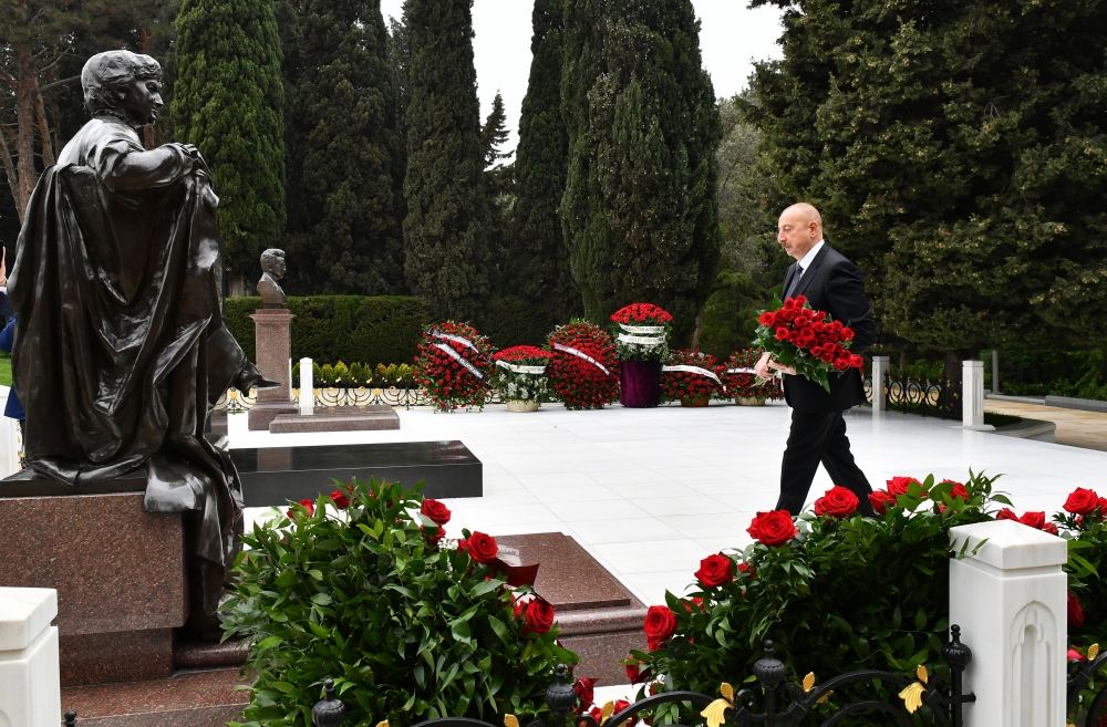 Prezident İlham Əliyev akademik Zərifə xanım Əliyevanın məzarını ziyarət edib