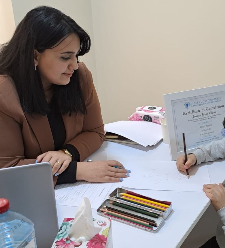 Ailə və yetişkin psixoloqu Bəyaz Əliyeva: "Daha çox özguvənsizlik və uşaqlıq travmaları ilə bağlı müraciətlər eşidirik"