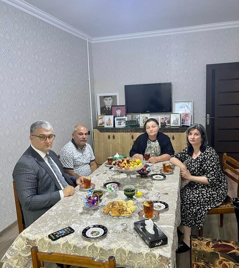 ATU-nun Tədris-Terapevtik Klinikasının direktoru şəhid anasını ziyarət etdi - Foto