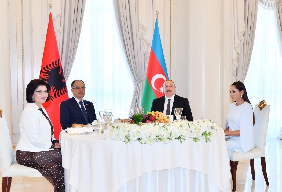 Prezidenti İlham Əliyevin və Birinci xanım Mehriban Əliyevanın adından Albaniya Prezidenti və xanımının şərəfinə rəsmi lanç verilib