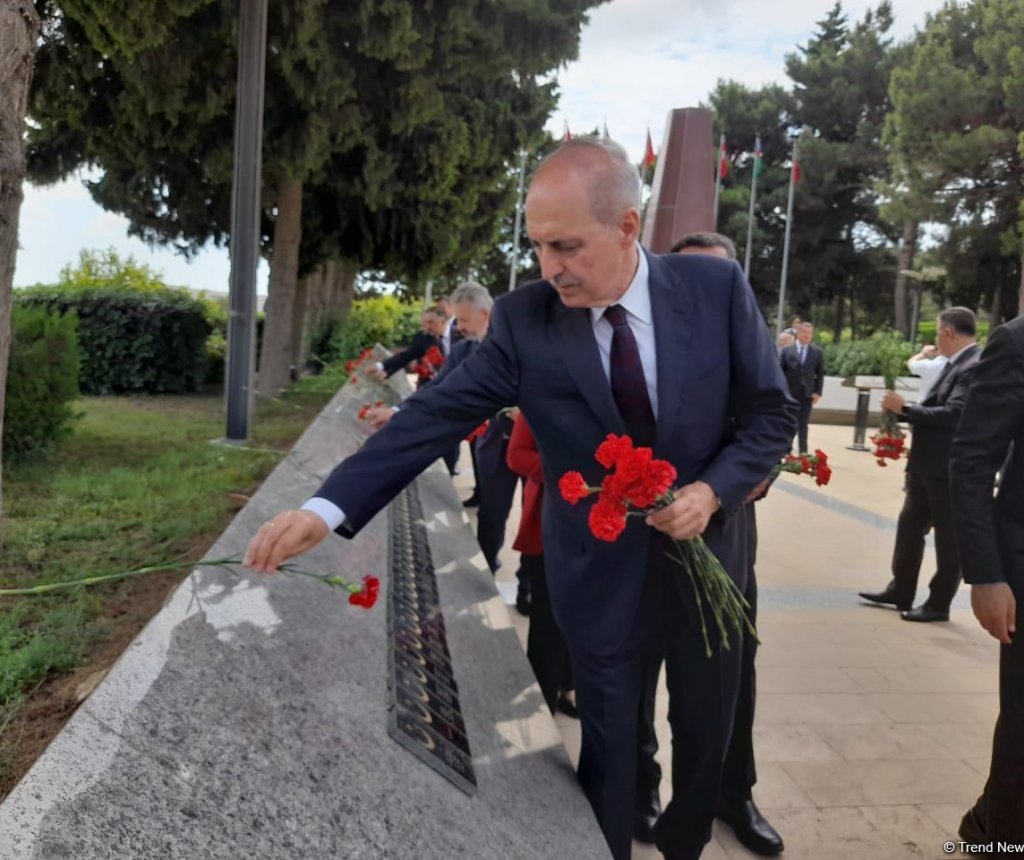 Numan Kurtulmuş Şəhidlər xiyabanını və Türk Şəhidliyi abidəsini ziyarət edib