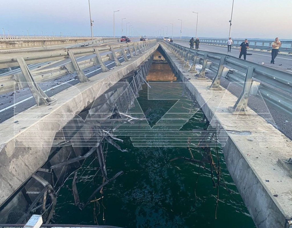KİV: Krım körpüsünə hücum olub, iki nəfər ölüb