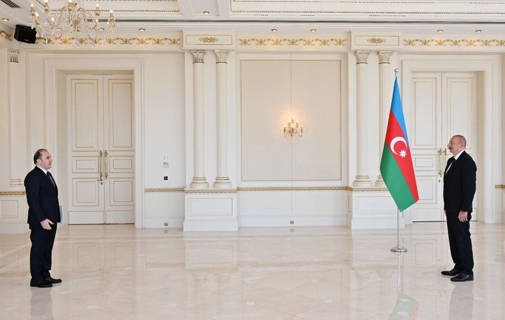 Prezident İlham Əliyev Tacikistanın Azərbaycanda yeni təyin olunmuş səfirinin etimadnaməsini qəbul edib
