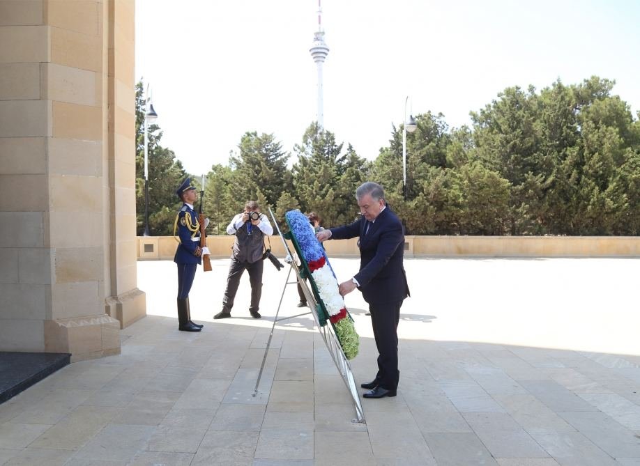 Özbəkistan Prezidenti Şavkat Mirziyoyev şəhidlərin xatirəsini ehtiramla yad edib