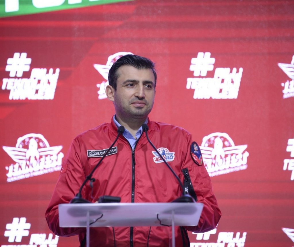 Selçuk Bayraktar dünyanın ən böyük təyyarə gəmisinə texniki baxış keçirib