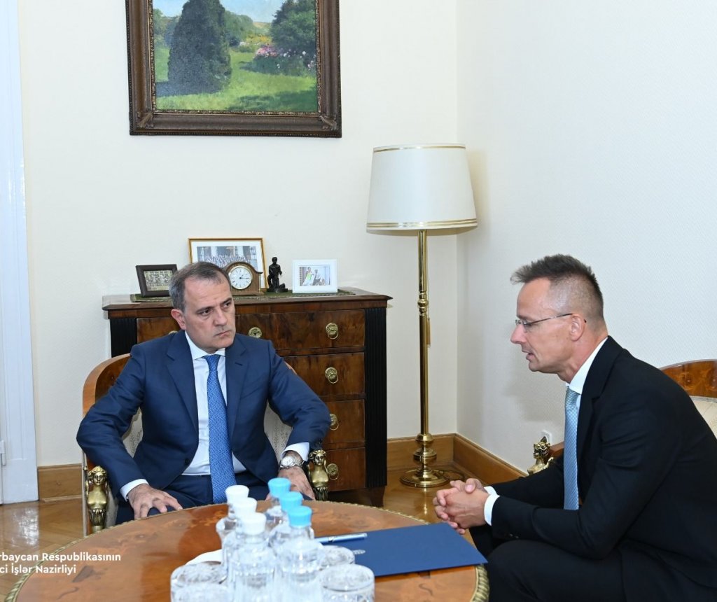 Ceyhun Bayramov Macarıstan XİN rəhbəri ilə görüşüb