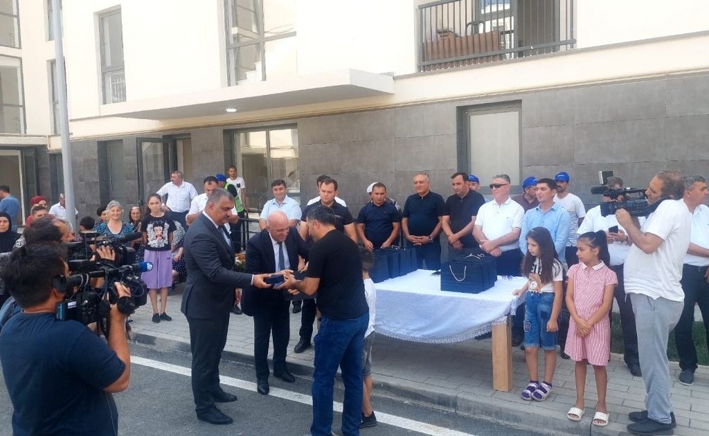 Füzuli şəhərində daha 25 ailəyə evlərin açarları təqdim olunub