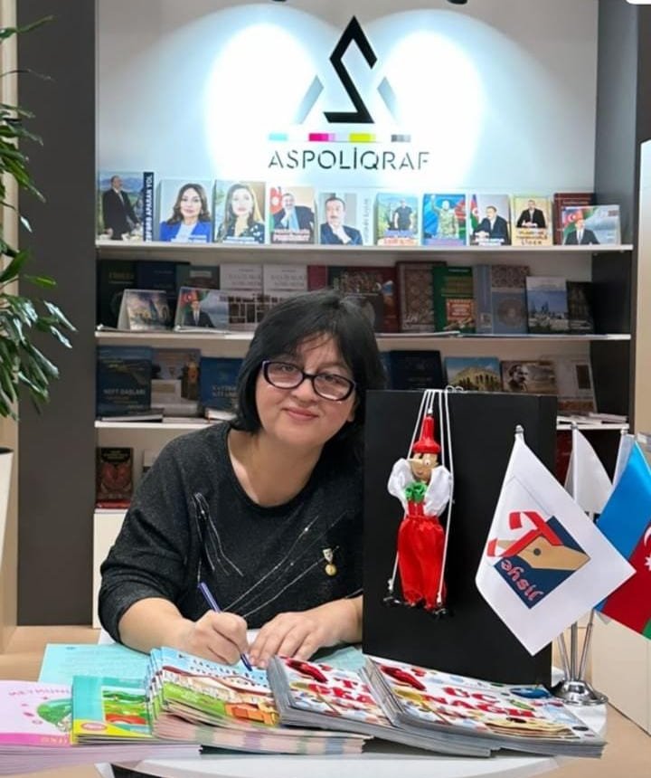 “Təbəssüm Ordeni” kavalerilə beynəlxalq sərgidə imza saatı keçirildi