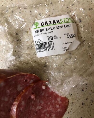"Bazarstor"dan aldığı kolbasanın içindən şüşə çıxdı – FOTO "Bazarstor"dan aldığı kolbasanın içindən şüşə çıxdı – FOTO