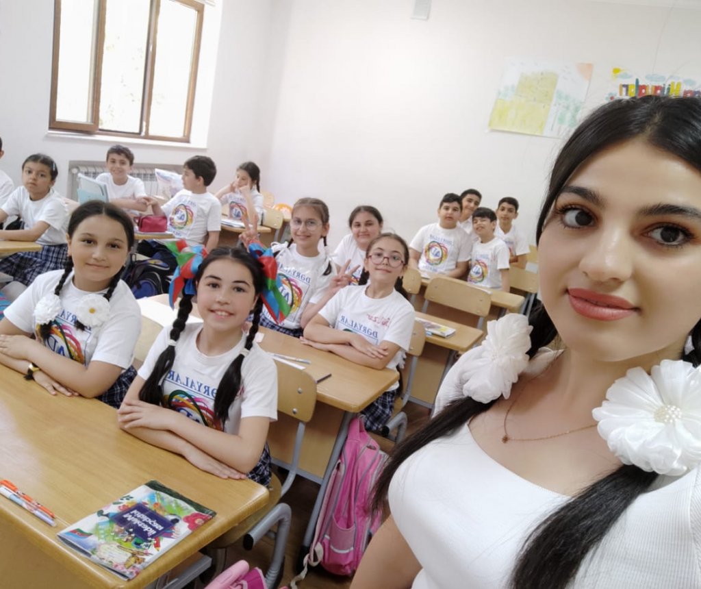 İbtidai sinif müəlimi Ayşən Əhmədova: "İş prinsipimin əsasını sevgi ilə əylənərək öyrənmək təşkil edir"