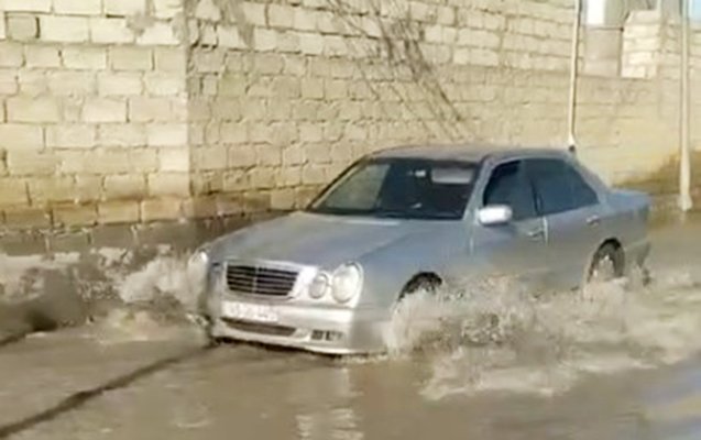 “Uşaqlar buradan məktəbə, insanlar evinə gedə bilmirlər” - Xəzər sakinləri GİLEY EDİR