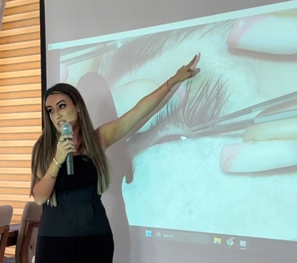 Kiprik ustası Esmira Heybətova: "Xanımların gözəlliklərinə gözəllik qatmaq əsas iş prinsipimdir"