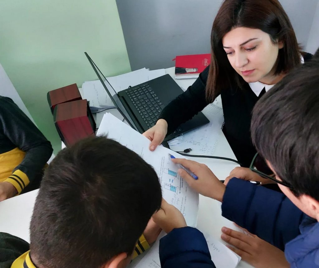 Pedaqoq, IGCSE fizika və riyaziyyat müellimi Yeganə Bəkirova: " Mənim üçün vacib olan şagirdlərimin uğurlarıdır"