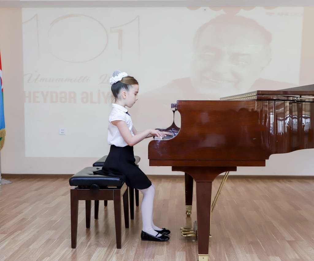 Bakı Xoreoqrafiya Akademiyasında Ümummilli lider Heydər Əliyevin ildönümünə həsr olunmuş konsert proqramı keçirilib Bakı Xoreoqrafiya Akademiyasında Ümummilli lider Heydər Əliyevin ildönümünə həsr olunmuş konsert proqramı keçirilib