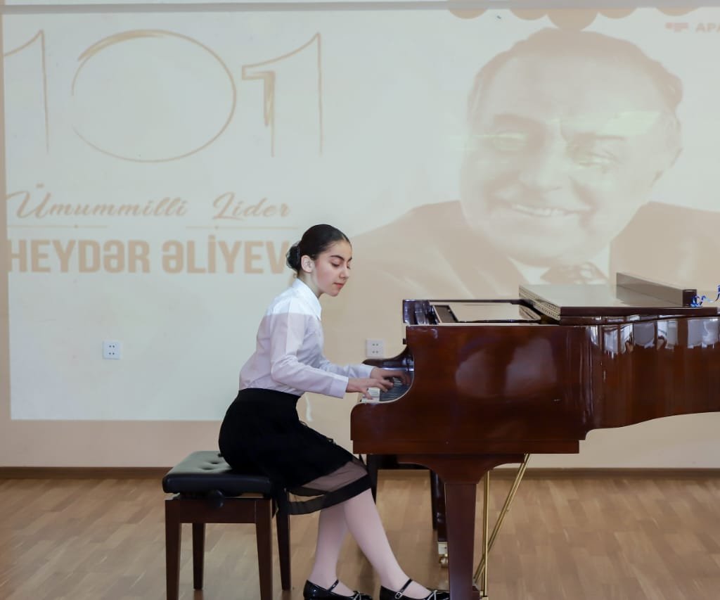 Bakı Xoreoqrafiya Akademiyasında Ümummilli lider Heydər Əliyevin ildönümünə həsr olunmuş konsert proqramı keçirilib Bakı Xoreoqrafiya Akademiyasında Ümummilli lider Heydər Əliyevin ildönümünə həsr olunmuş konsert proqramı keçirilib