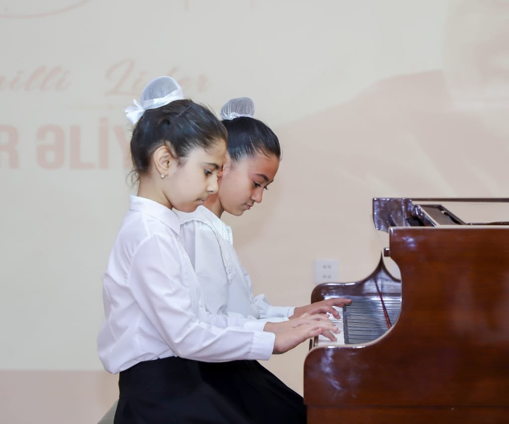 Bakı Xoreoqrafiya Akademiyasında Ümummilli lider Heydər Əliyevin ildönümünə həsr olunmuş konsert proqramı keçirilib Bakı Xoreoqrafiya Akademiyasında Ümummilli lider Heydər Əliyevin ildönümünə həsr olunmuş konsert proqramı keçirilib