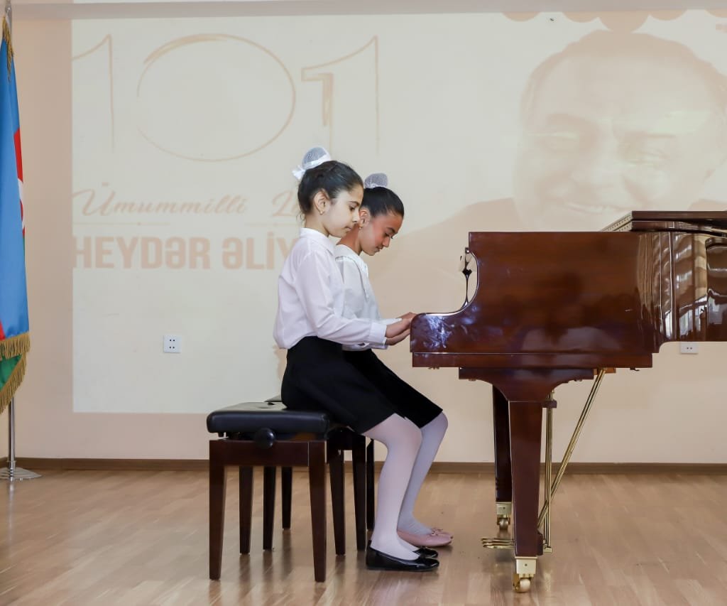 Bakı Xoreoqrafiya Akademiyasında Ümummilli lider Heydər Əliyevin ildönümünə həsr olunmuş konsert proqramı keçirilib Bakı Xoreoqrafiya Akademiyasında Ümummilli lider Heydər Əliyevin ildönümünə həsr olunmuş konsert proqramı keçirilib