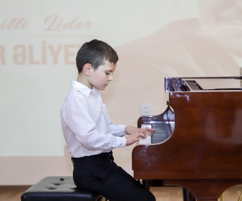 Bakı Xoreoqrafiya Akademiyasında Ümummilli lider Heydər Əliyevin ildönümünə həsr olunmuş konsert proqramı keçirilib Bakı Xoreoqrafiya Akademiyasında Ümummilli lider Heydər Əliyevin ildönümünə həsr olunmuş konsert proqramı keçirilib