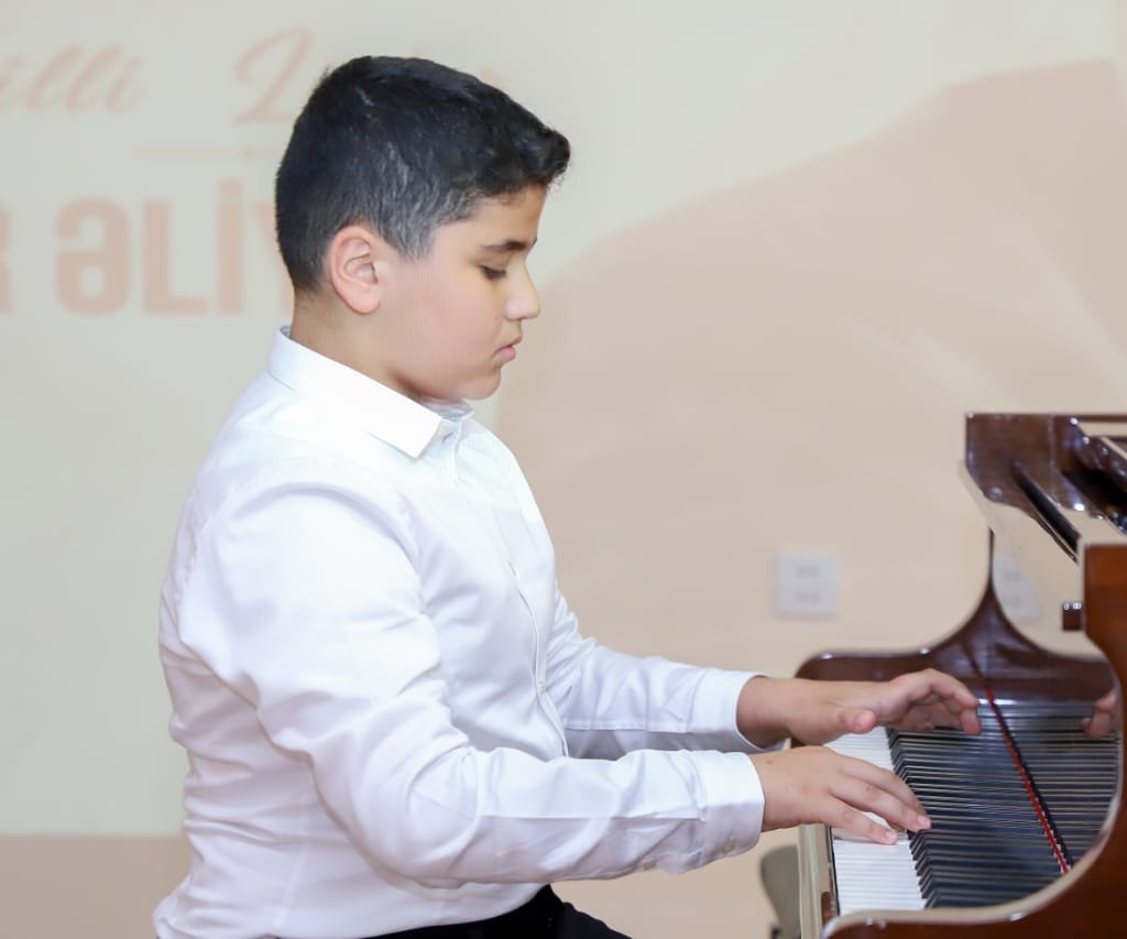 Bakı Xoreoqrafiya Akademiyasında Ümummilli lider Heydər Əliyevin ildönümünə həsr olunmuş konsert proqramı keçirilib Bakı Xoreoqrafiya Akademiyasında Ümummilli lider Heydər Əliyevin ildönümünə həsr olunmuş konsert proqramı keçirilib