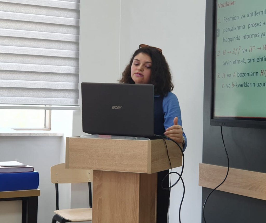 İngilis bölməsi üzrə fizika müəllimi - pedaqoq Emilya Ömərova: 