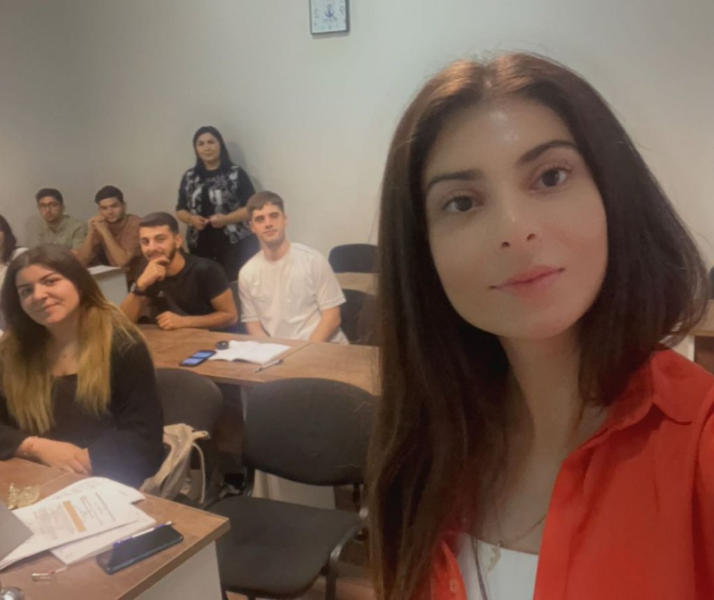 İnformatika müəllimi Zəhra Qəhrəmanova: "Öz sahəmdə axtarışda olmaq əsas iş prinsipimdir"