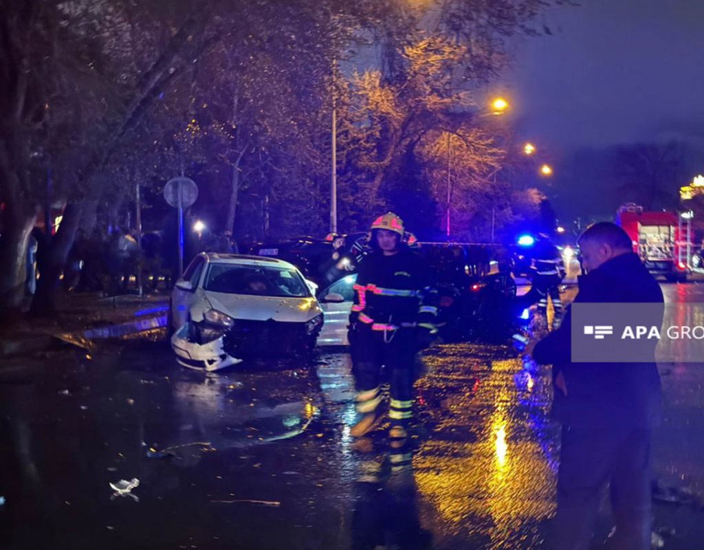 Bakıda maşın qaz borusuna çırpıldı - 3 nəfər yaralandı